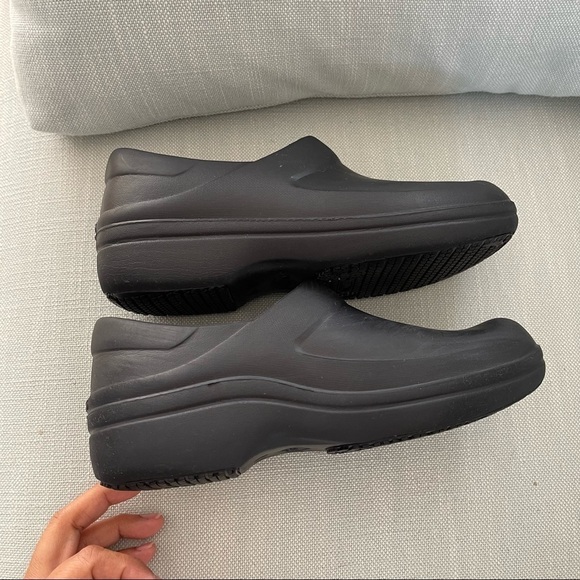 Crocs Neria Pro II Clogs, Women's Size 7 Black - Picture 8 of 12